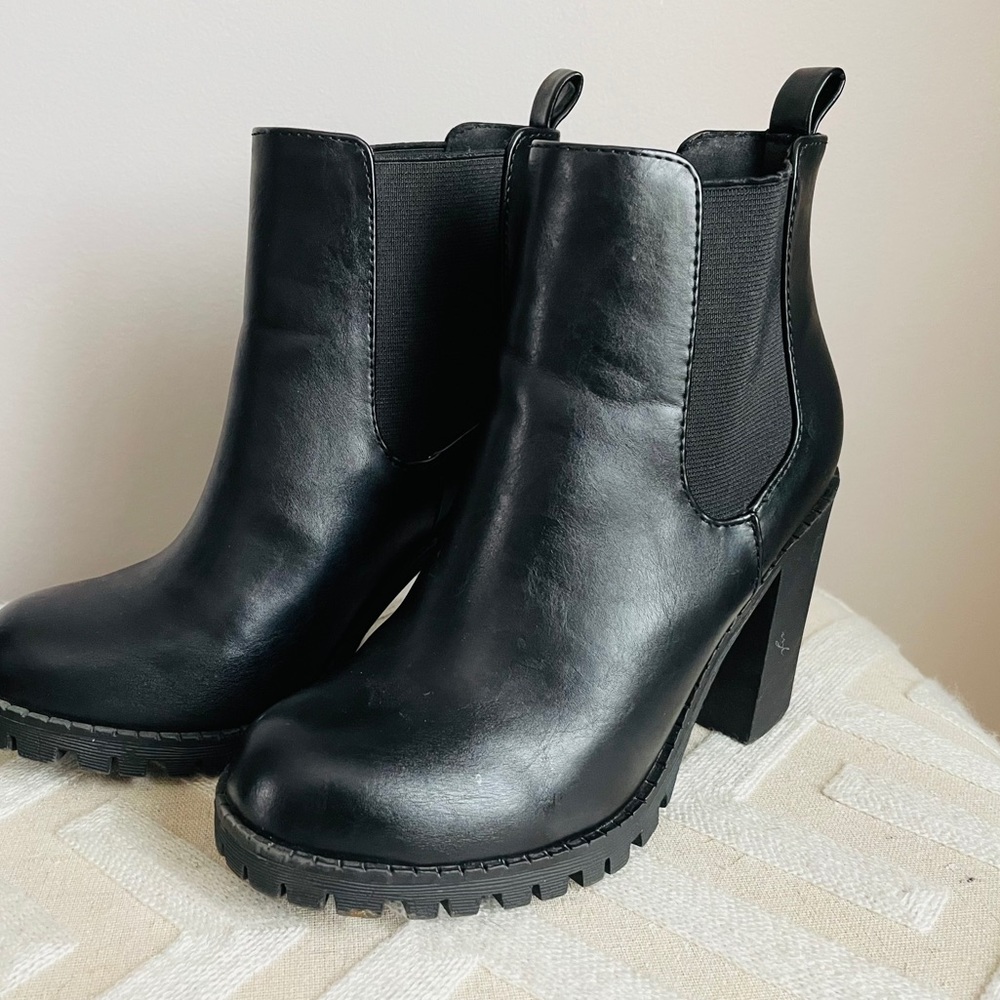 Soda glove Chelsea booties